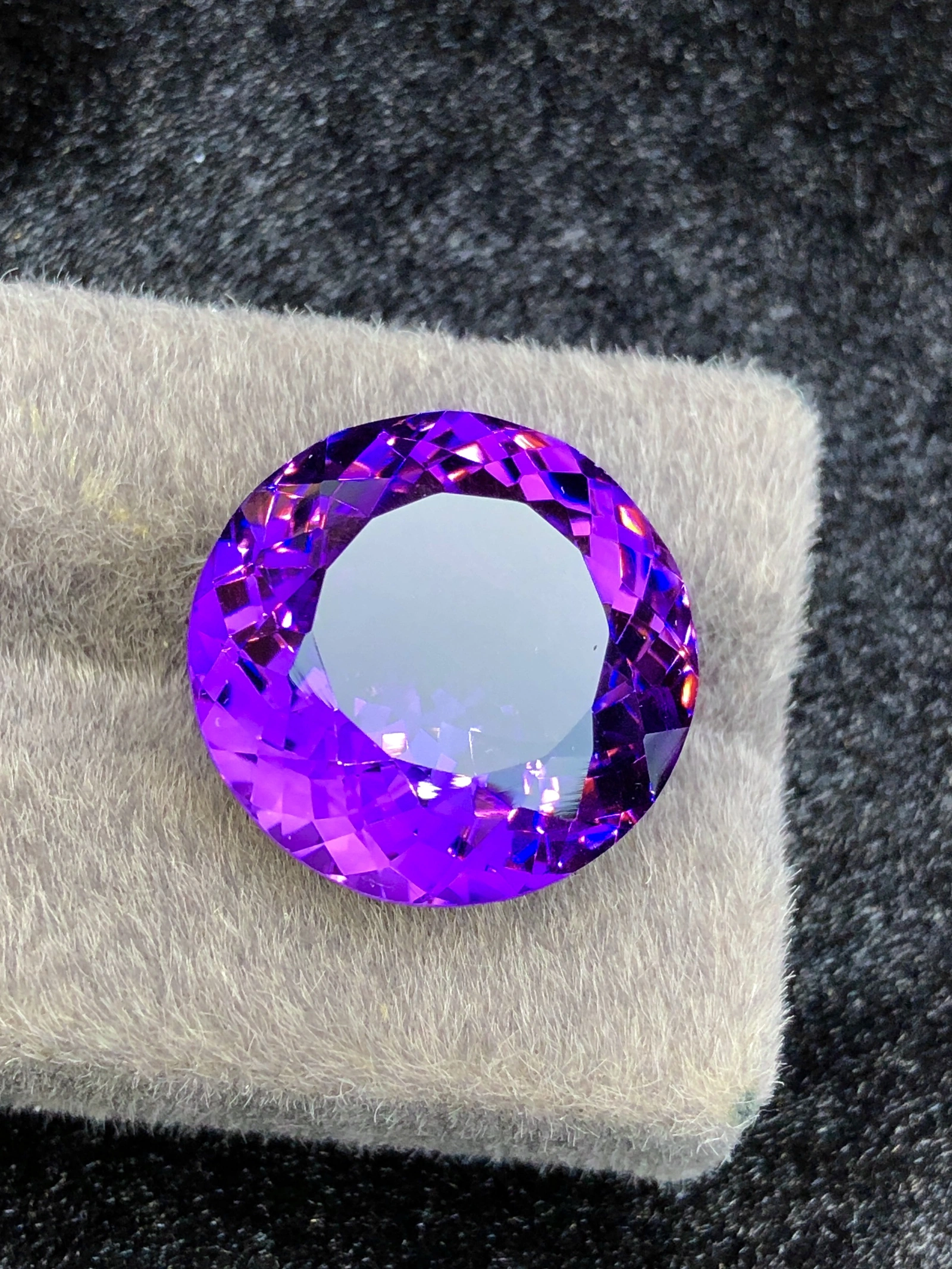 Extreame Rare Hue: 26.00 ct Amethyst Rwanda Mine 2015Y